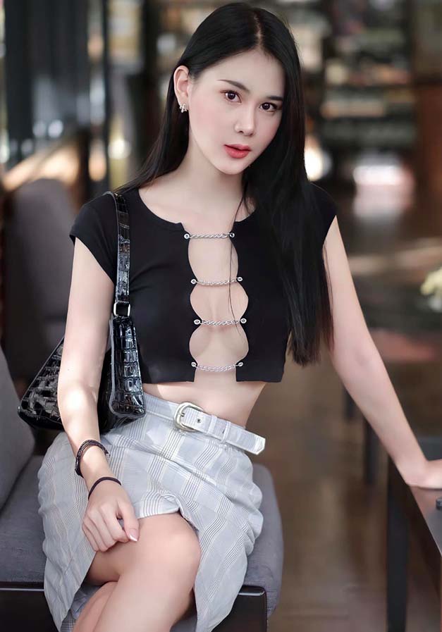 สาวหน้าคม พิมพ์นิยมคนไทย วันนี้เราจะพาไปรู้จักกับสาวสวยอีกหนึ่งคน ที่ทั้ง หุ่นเป๊ะปัง มองมุมไหนก็มีเสน่ห์ ดึงดูดให้หนุ่ม ๆ ทั้งหลายต้องชายตามอง กับ น้องมิน มีนชญา