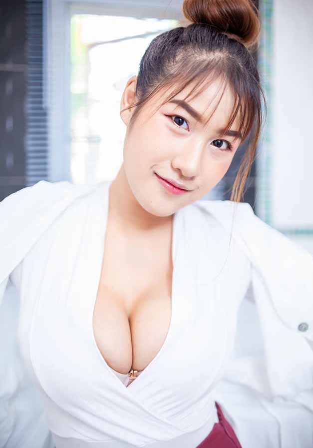 Earn Lalita นักร้องสาวสุดแซ่บและนางฟ้ารถแห่ 18