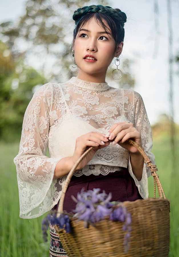 Earn Lalita นักร้องสาวสุดแซ่บและนางฟ้ารถแห่ 19