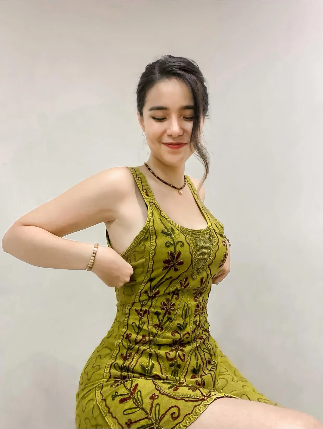 ลูกทุ่งสาวแซ่บ มีนตรา อินทิรา จากสาวบ้านๆ แซ่บเกินต้านแบบสาวลูกครึ่ง 40